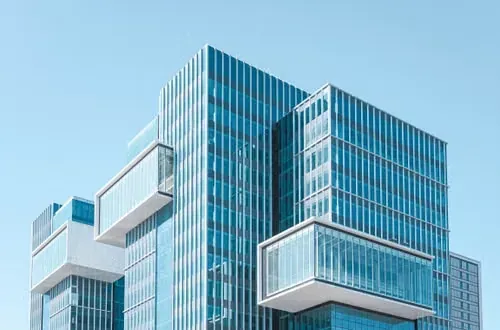 Edificio per uffici con facciata vetrata