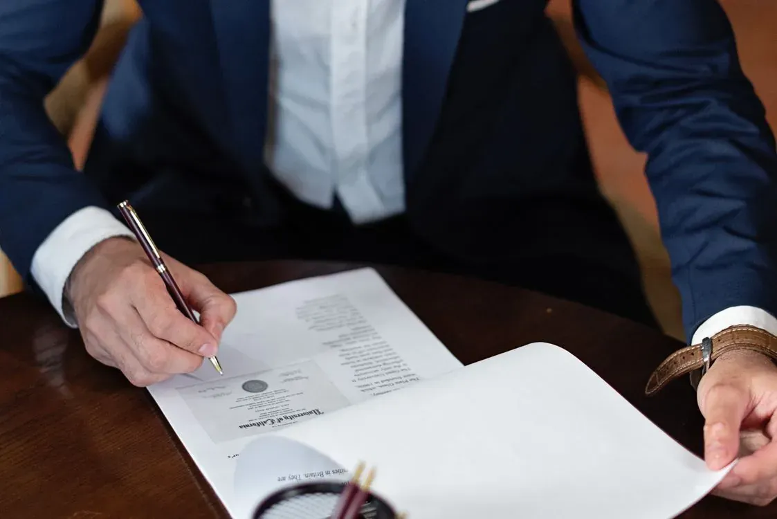 Firma di un contratto su un tavolo da riunione
