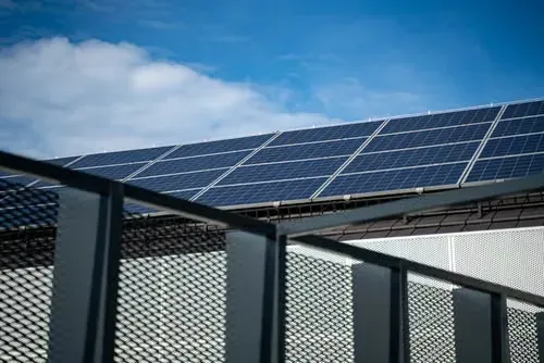 Impianto fotovoltaico installato sulla copertura di un edificio