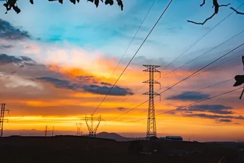 Linee elettriche di alta tensione al tramonto